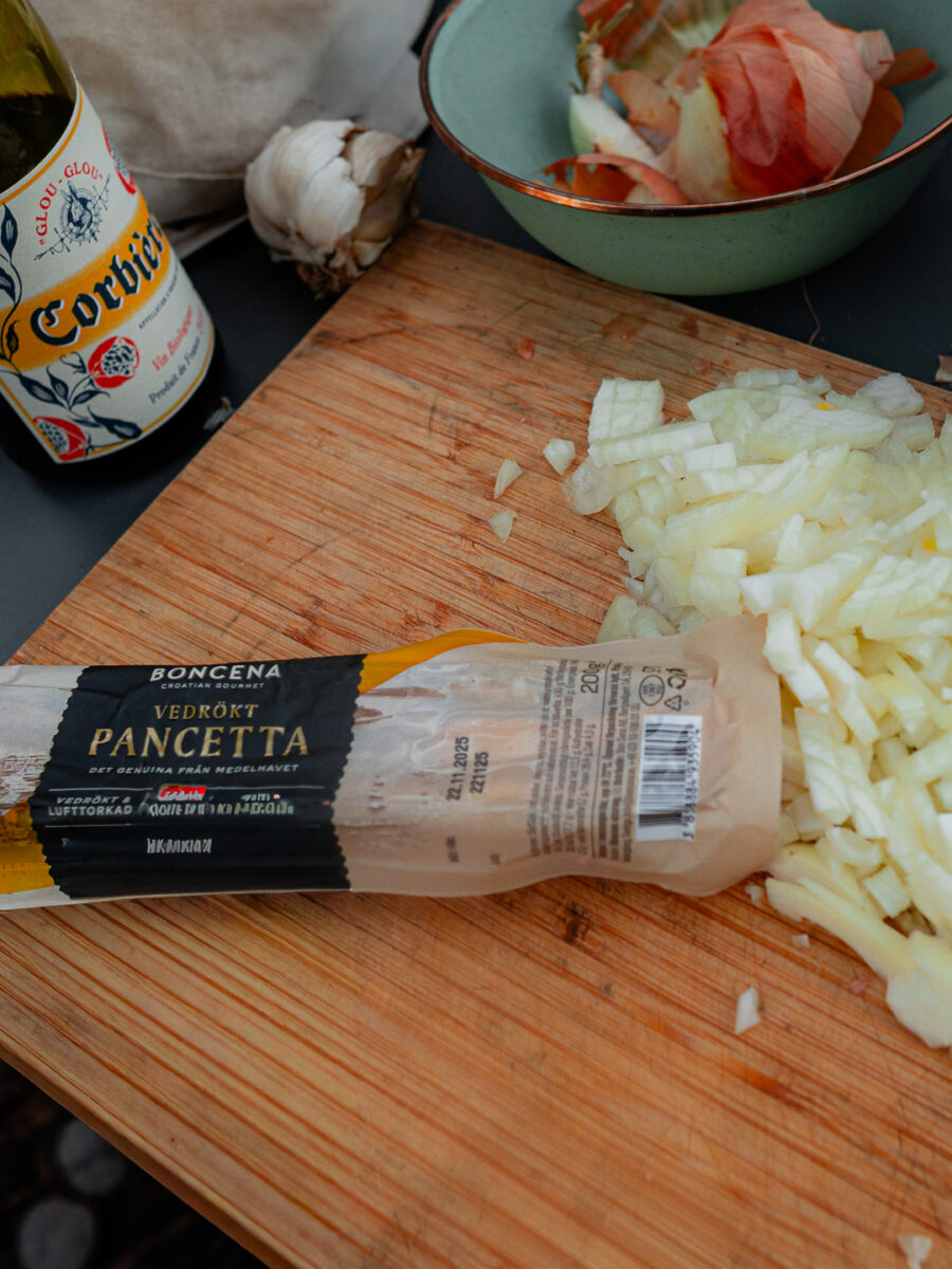 Pancetta, hackad lök och vitlök på en skärbräda inför höstgrytan
