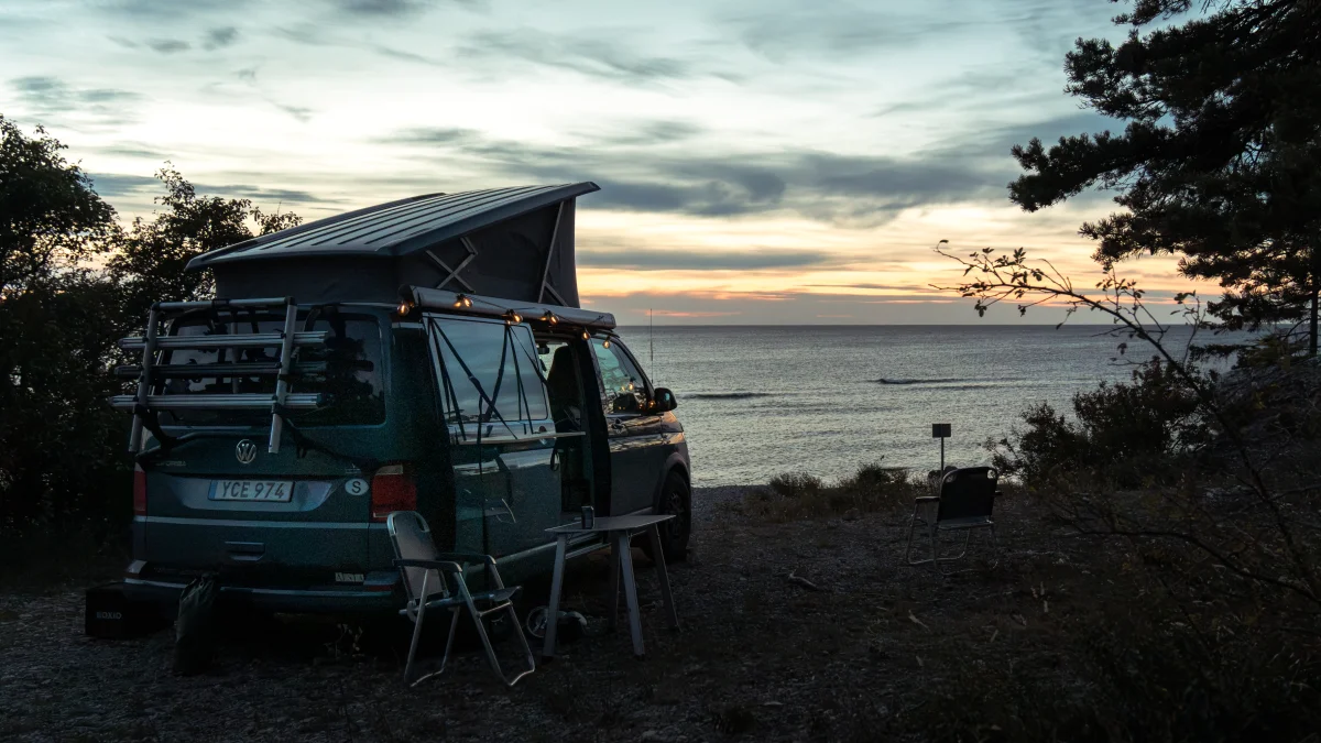 VW California parkerad på en strand