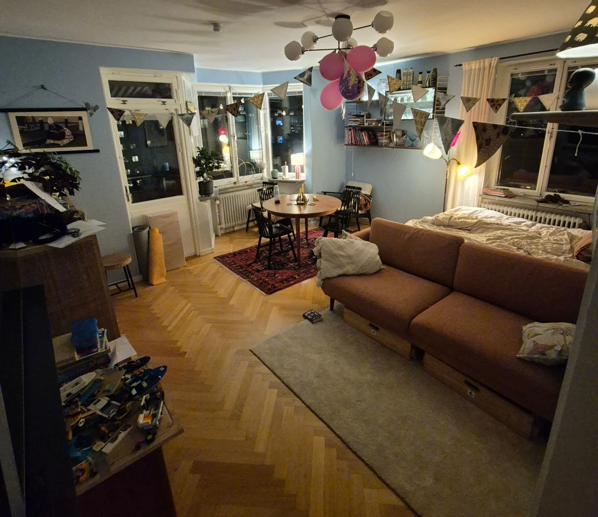 Allrum, med atplats, soffa och säng i samma rum. 