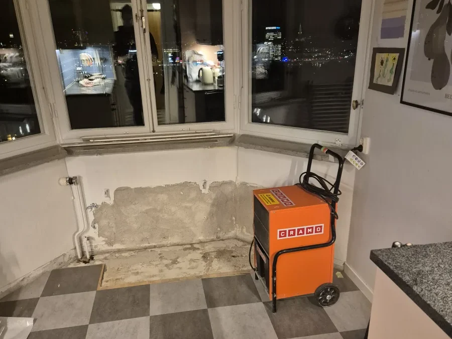 Avfuktare som torkar ut fuktskadan i lägenheten
