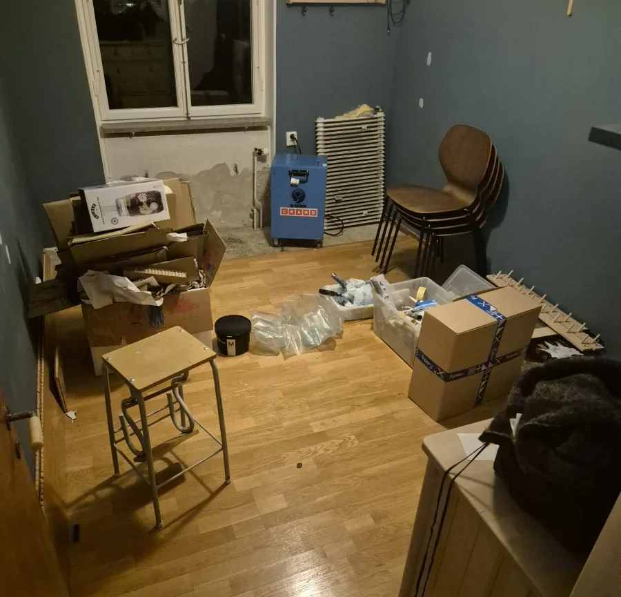 Vårt sovrum fullt med byggmaterial och avfuktare i väntan på uttorkning.