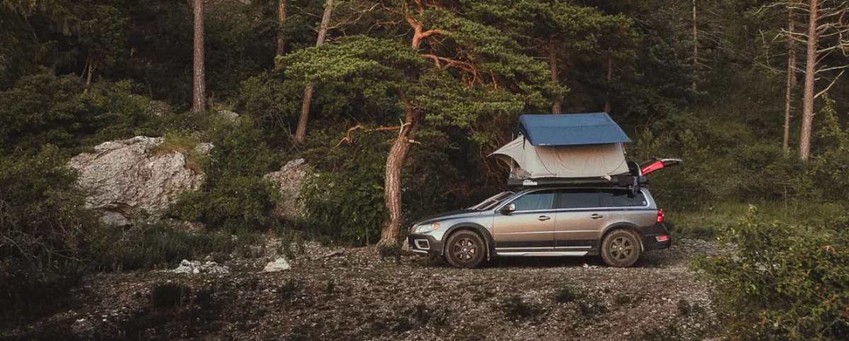 Volvo XC70 med uppfällt taktält på en strand på Gotland