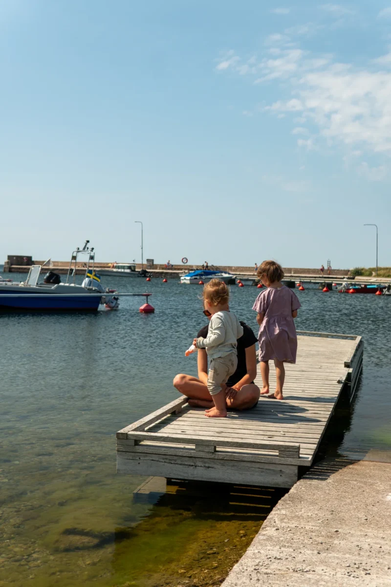 Barn på en brygga i Gnisvärd på Gotland