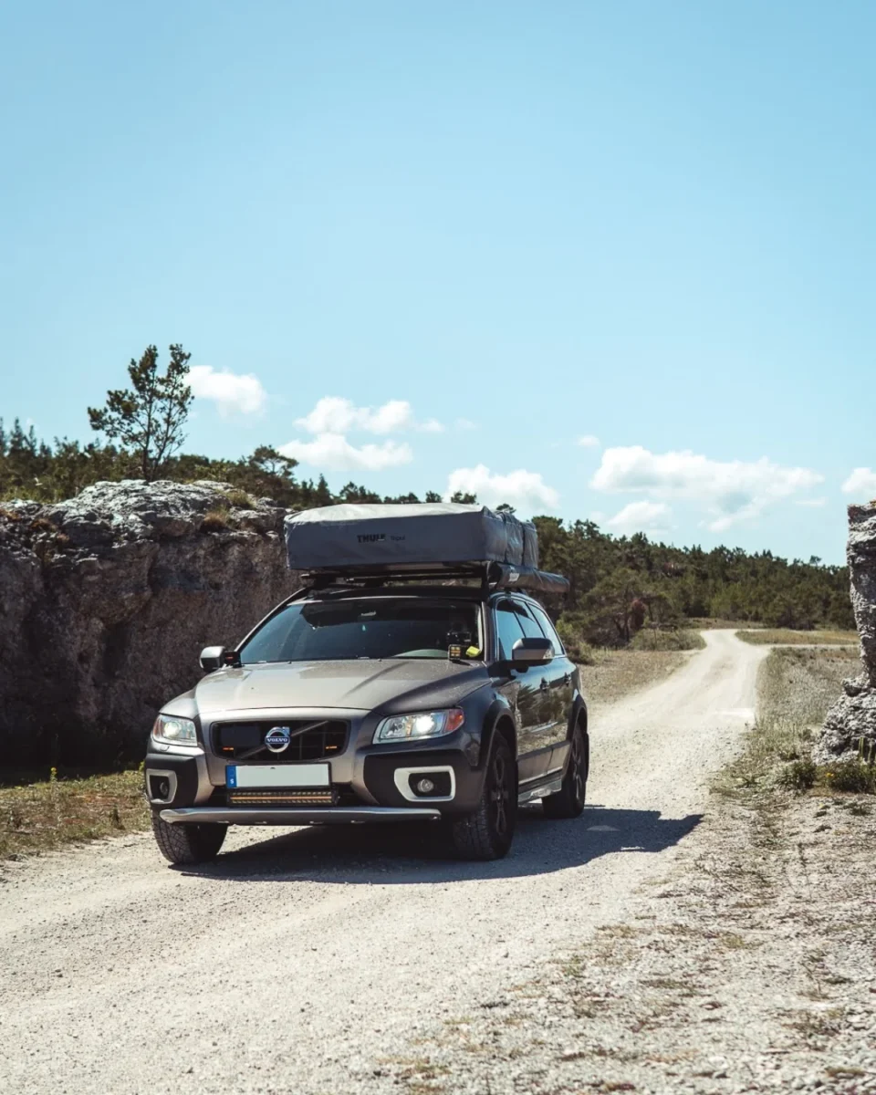 Volvo XC70 med taktält kör på en grusväg på Gotland