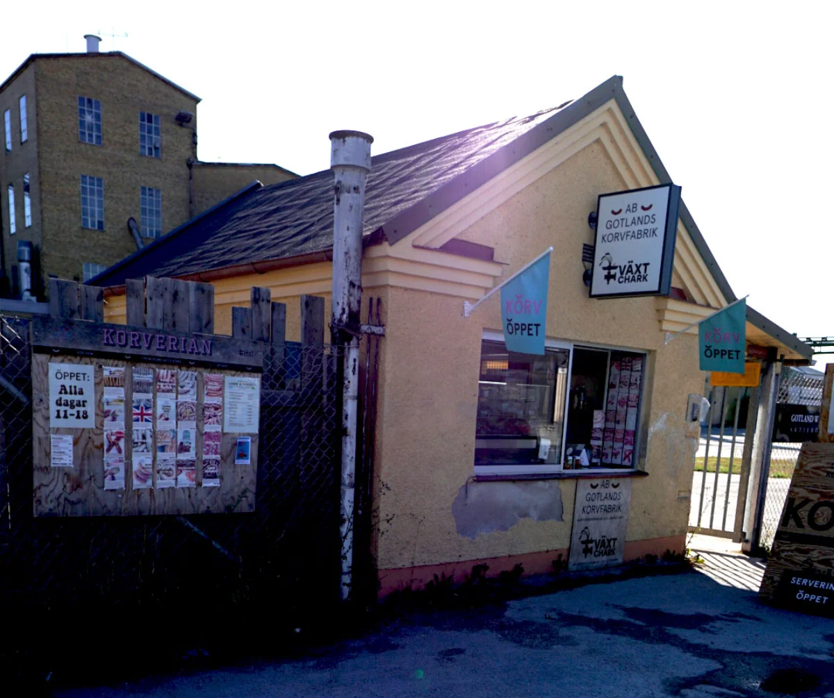Korvkiosken vid korvfabriken i Roma på Gotland