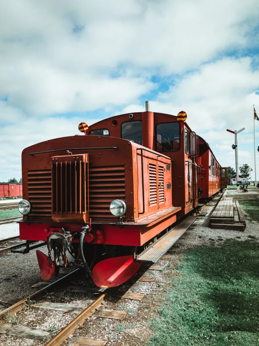 Tåg och gamla vagnar på Gotlands museijärnväg i Dalhem