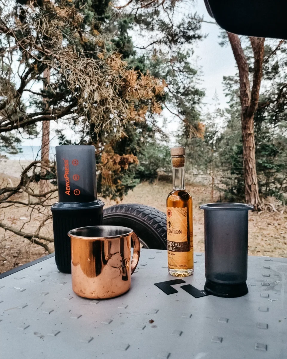 Kvällsdrink utomhus vid bilen på campingen