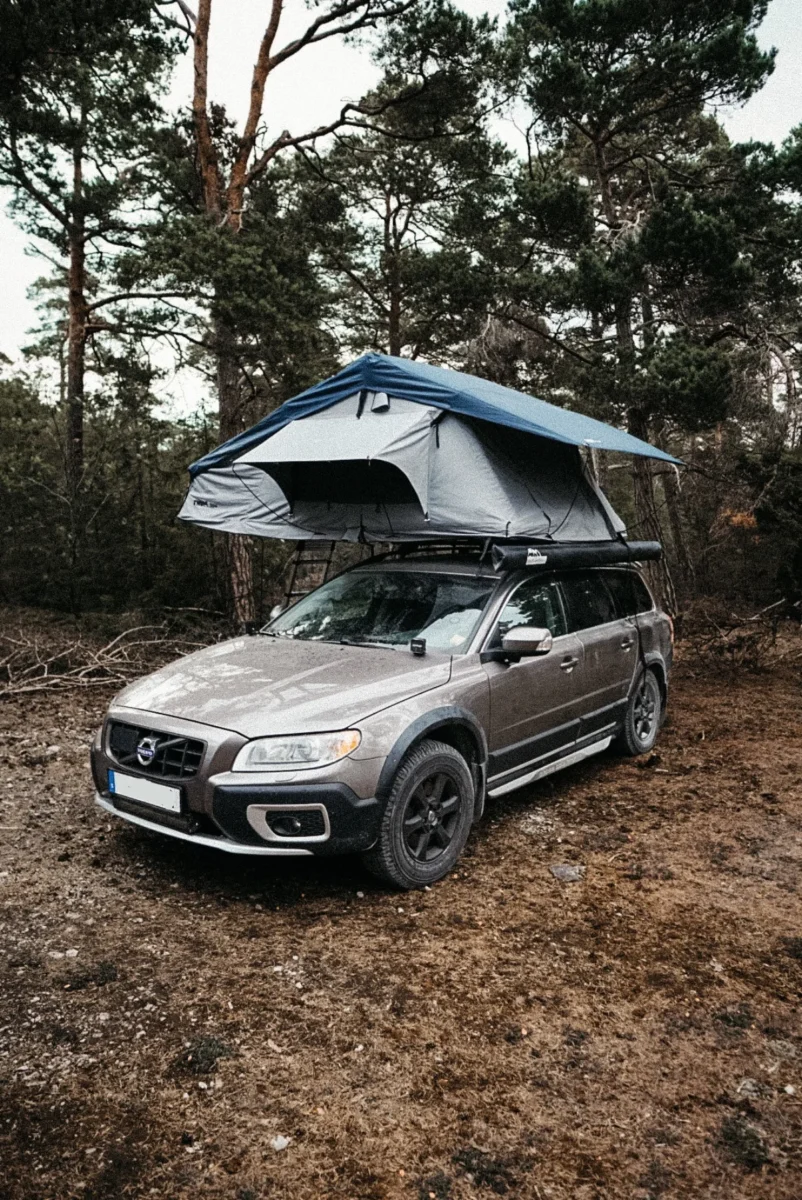Volvo XC70 med taktältet uppfällt för natten