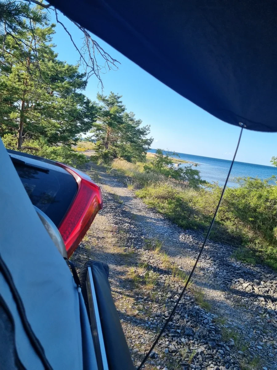 Utsikten genom öppningen i taktältet