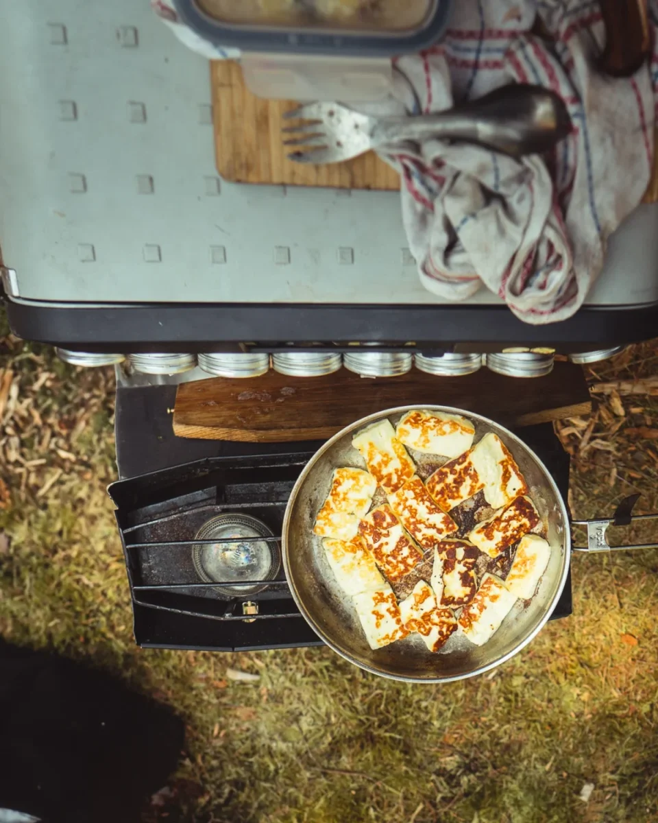 Stekt halloumi i stekpannan sett ovanifrån