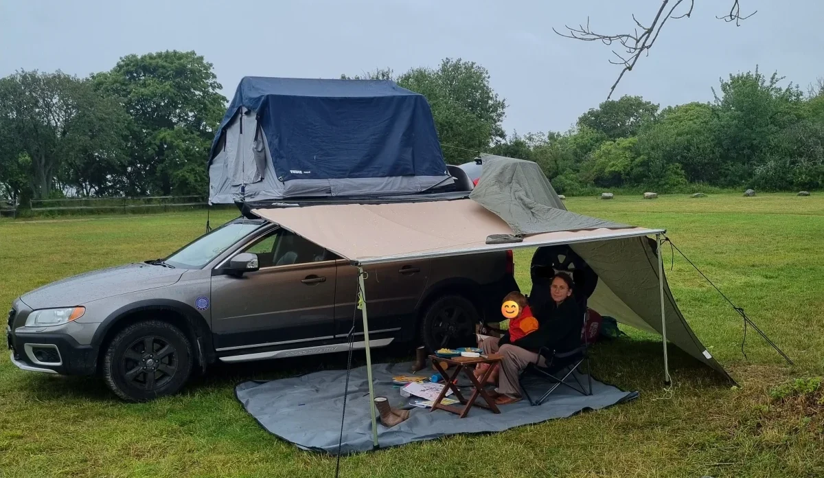 Skydd från regnet under markisen vid servicehuset på Snäck camping