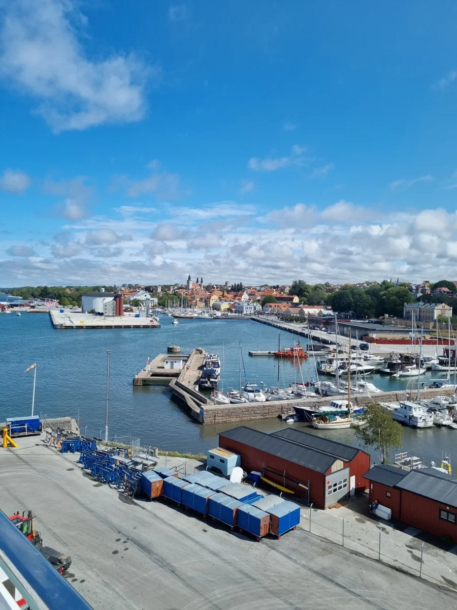 Visby i bakgrunden när vi lämnar staden