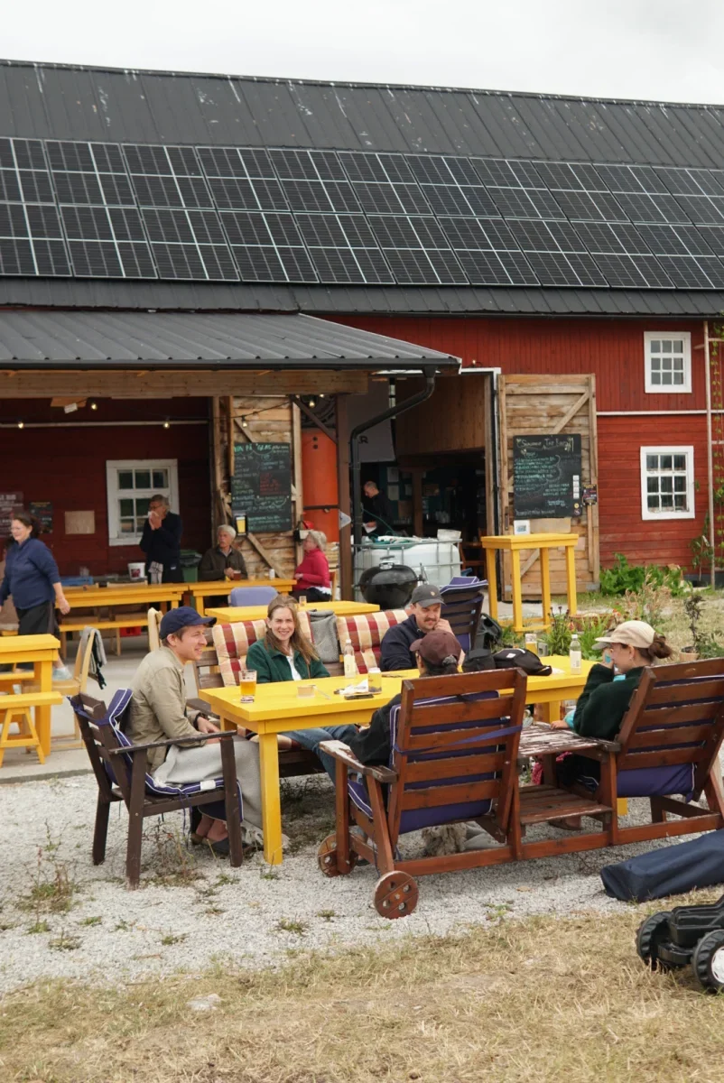 Middag med vänner på restaurang på Gotland