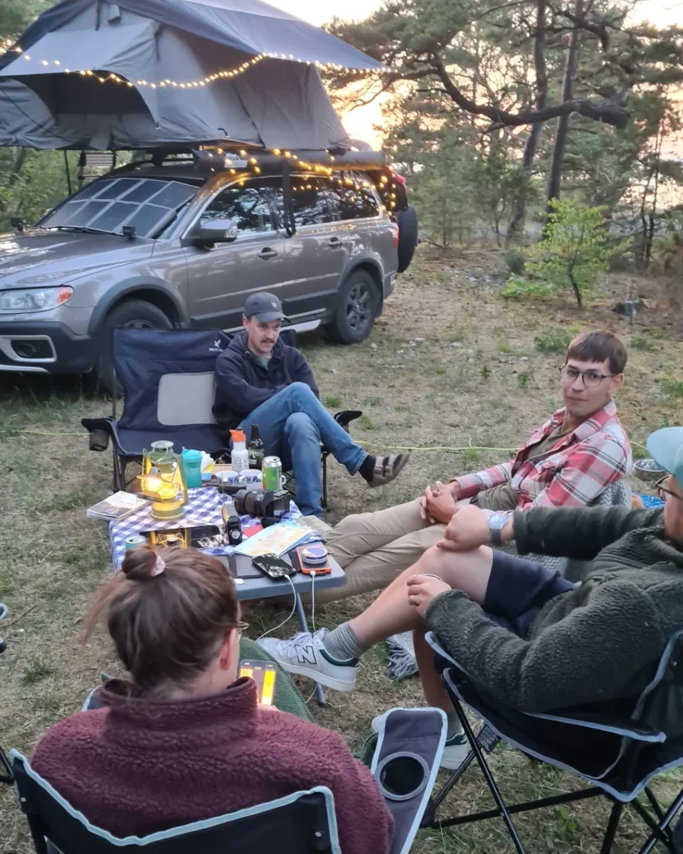 Kväll i gott sällskap med vänner vid bilarna