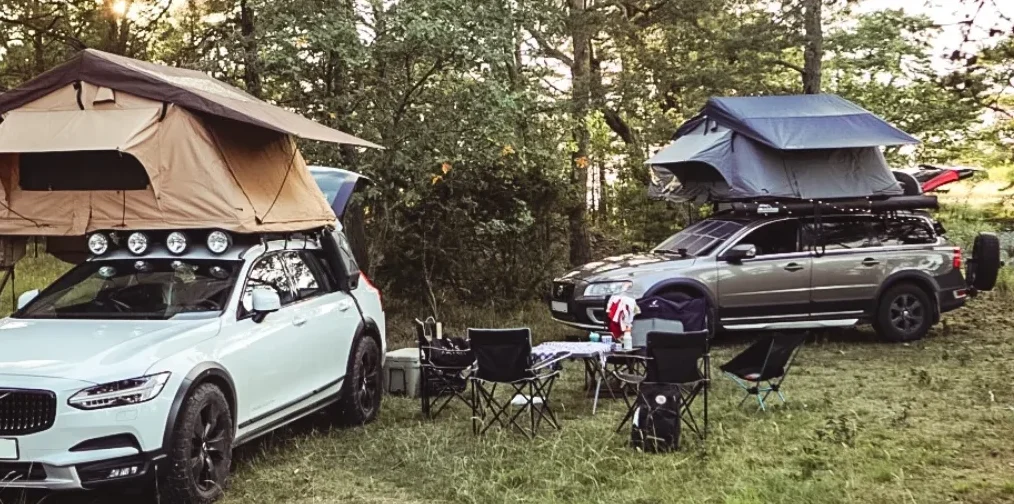 Två Volvobilar med taktält parkerade bredvid varandra