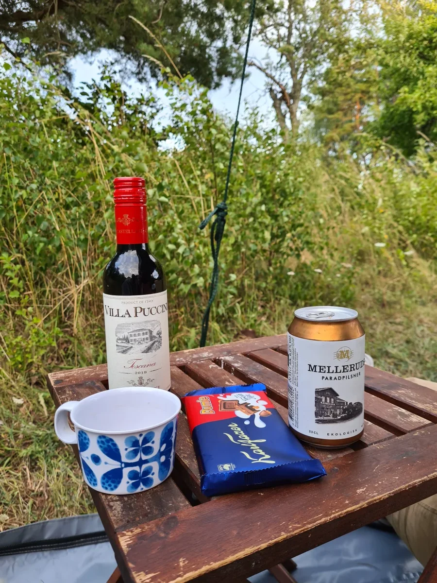Vuxenkväll med vin och choklad i campingstolarna efter nattningen i taktältet