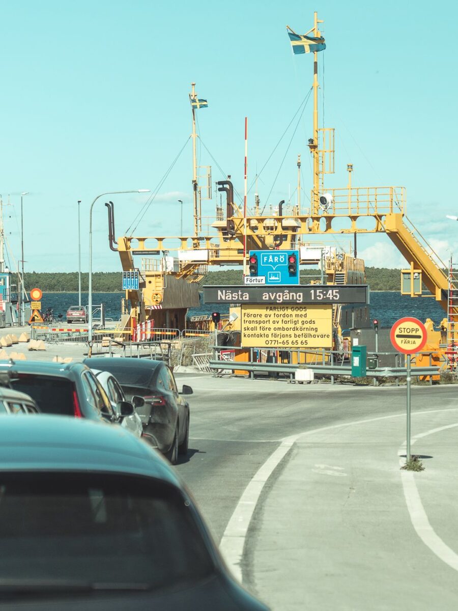 Bilkö till Fåröfärjan över Fårösund en solig dag