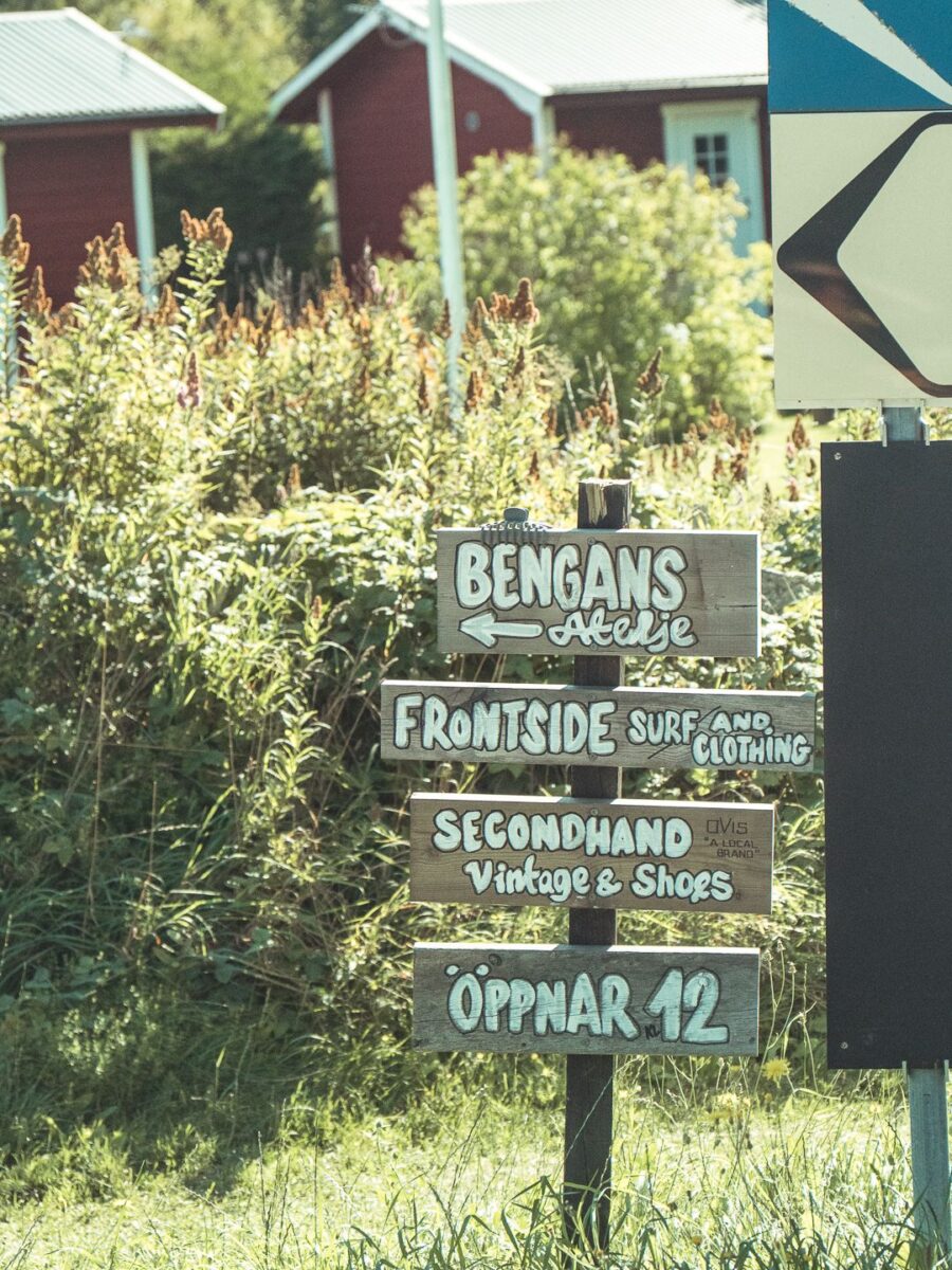 Handmålade vägskyltar på Fårö mot Bengans, Frontside och en secondhandbutik
