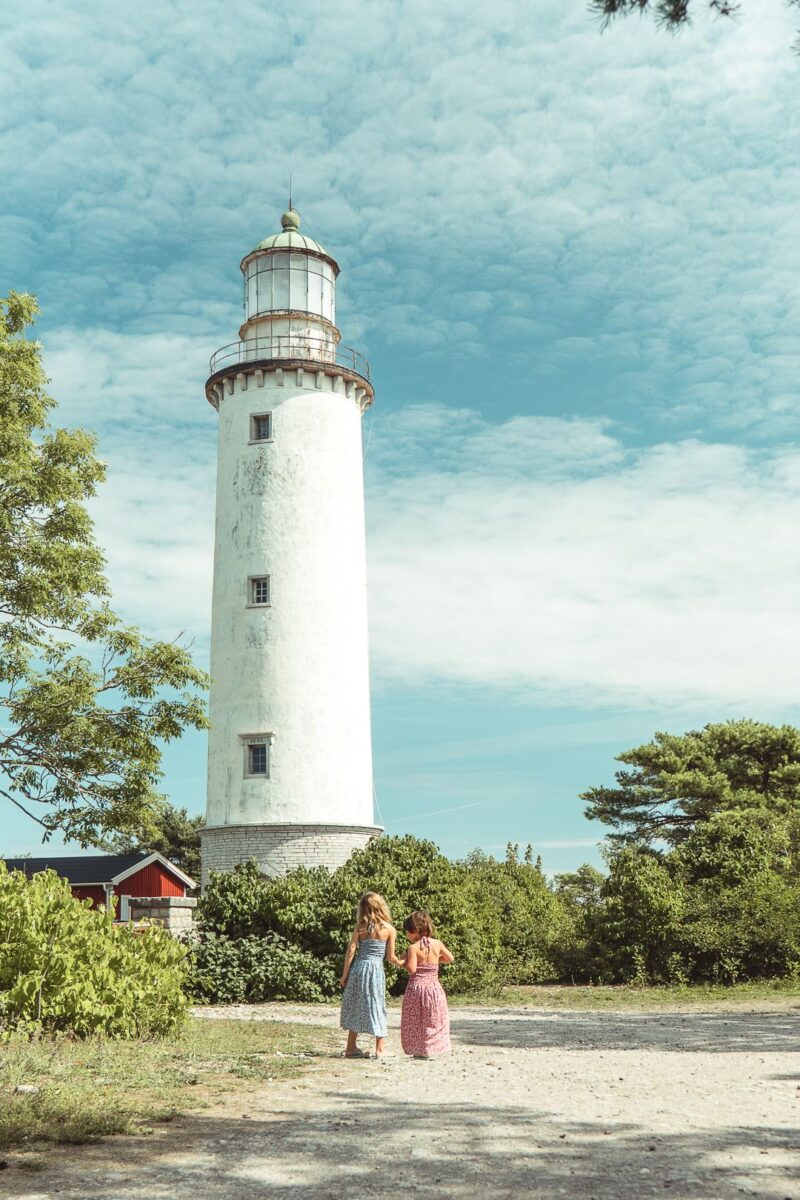 Två barn på väg mot Fårö fyr en solig dag