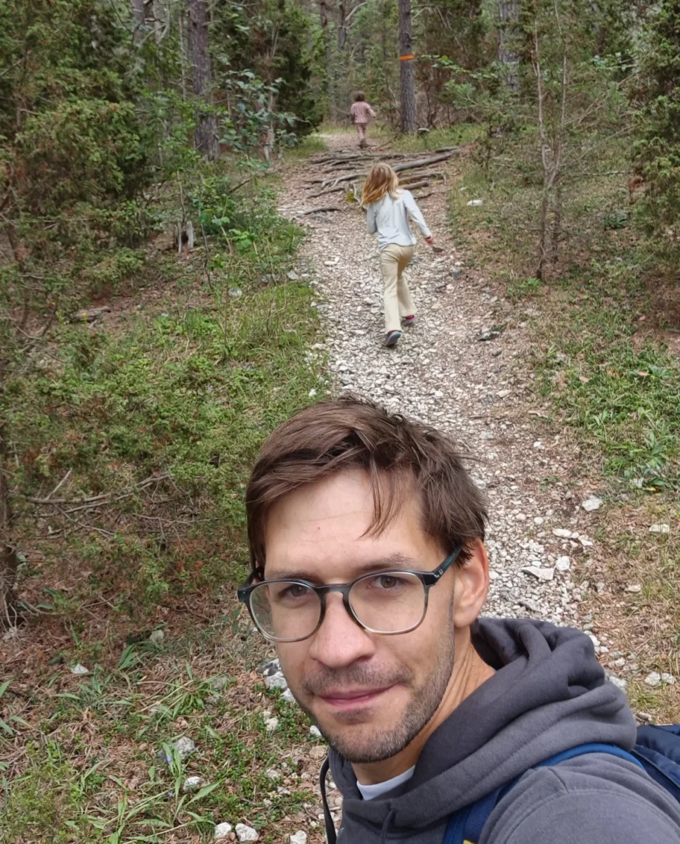 Selfie på en grusstig i skogen med barnen som går före