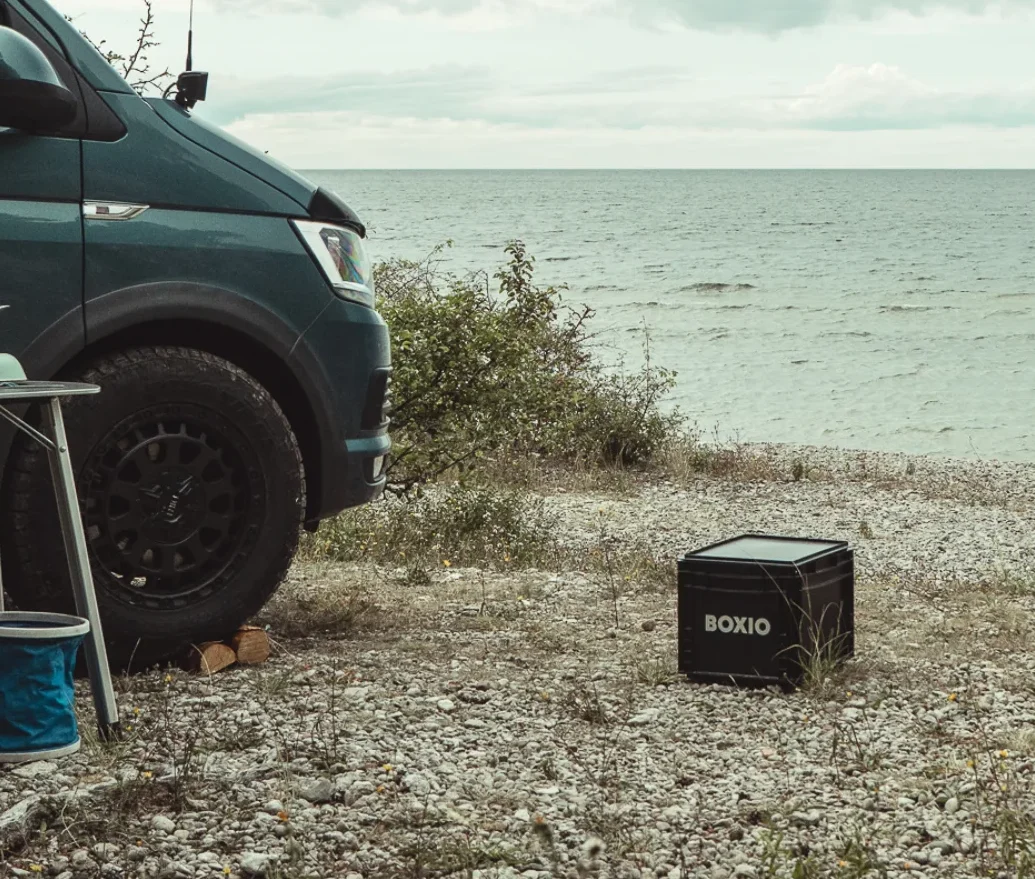 Komposterande toalett från Boxio på stenstranden bredvid vanen