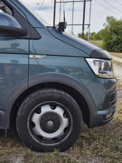VW T6 California i profil på originaldäck och originalfälgar