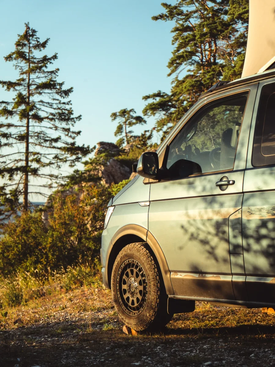 VW California på AT-däck i gyllene timmen